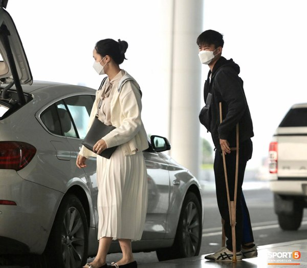 Quỳnh Anh tiễn Duy Mạnh sang Singapore khám chấn thương, gặp sự cố ngay khi vừa tới sân bay-6