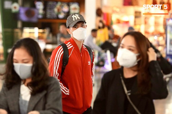 Quỳnh Anh tiễn Duy Mạnh sang Singapore khám chấn thương, gặp sự cố ngay khi vừa tới sân bay-9