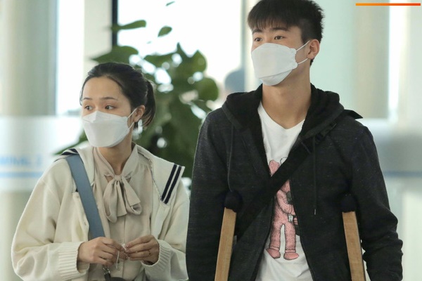 Mẹ Duy Mạnh bật khóc khi tiễn con trai đi nước ngoài phẫu thuật, Đình Trọng quay lại động viên-11