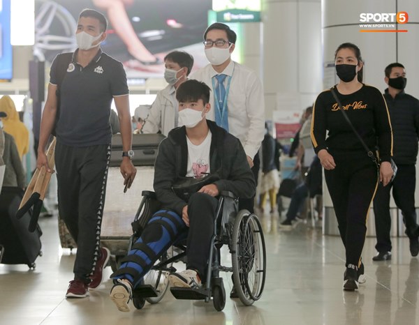 Mẹ Duy Mạnh bật khóc khi tiễn con trai đi nước ngoài phẫu thuật, Đình Trọng quay lại động viên-1