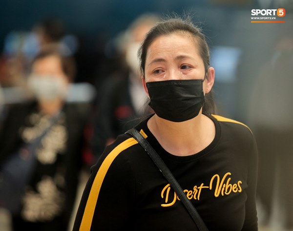 Mẹ Duy Mạnh bật khóc khi tiễn con trai đi nước ngoài phẫu thuật, Đình Trọng quay lại động viên-3