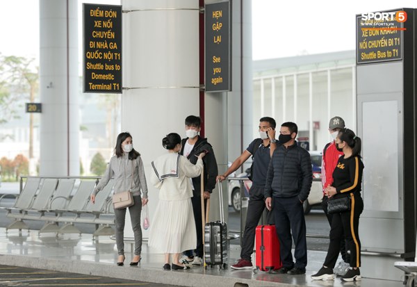 Mẹ Duy Mạnh bật khóc khi tiễn con trai đi nước ngoài phẫu thuật, Đình Trọng quay lại động viên-8