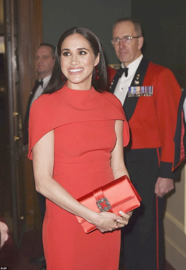 Meghan Markle tỏa sáng như nữ hoàng trong sự kiện mới nhất nhưng gương mặt buồn bã của Hoàng tử Harry mới đáng chú ý-2