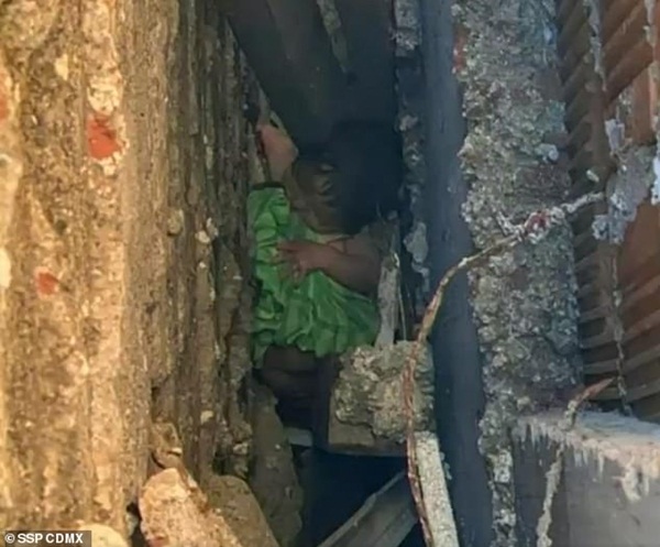 Nghe thấy âm thanh kỳ lạ giữa hai bức tường, người dân lập tức cầu cứu cảnh sát và hoảng hốt khi chứng kiến sự thật trước mắt-1