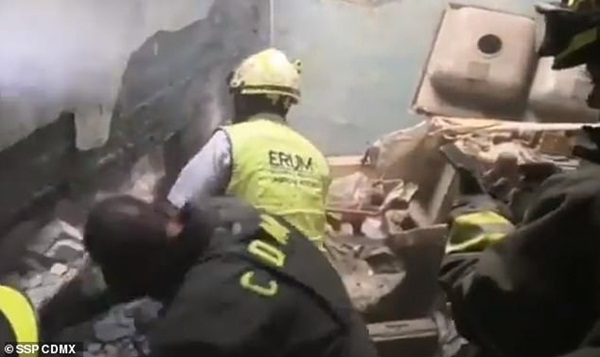 Nghe thấy âm thanh kỳ lạ giữa hai bức tường, người dân lập tức cầu cứu cảnh sát và hoảng hốt khi chứng kiến sự thật trước mắt-2