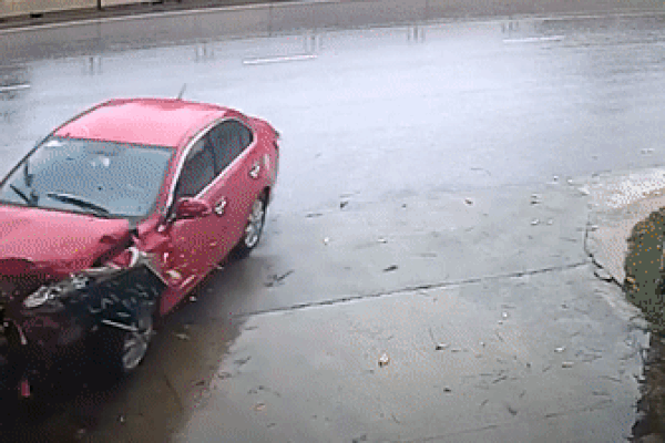 Cảnh ôtô con lao vào cổng nhà dân khiến tài xế tử vong