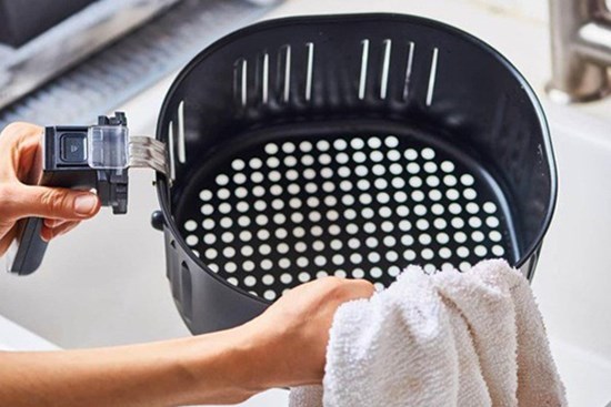 3 bước vệ sinh nồi chiên không dầu sạch nhanh, bền bỉ mấy năm không hỏng