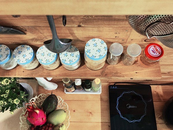 Thương mẹ già lớn tuổi, con gái hô biến hành lang thành căn bếp đẹp như mơ chỉ 3 triệu-2