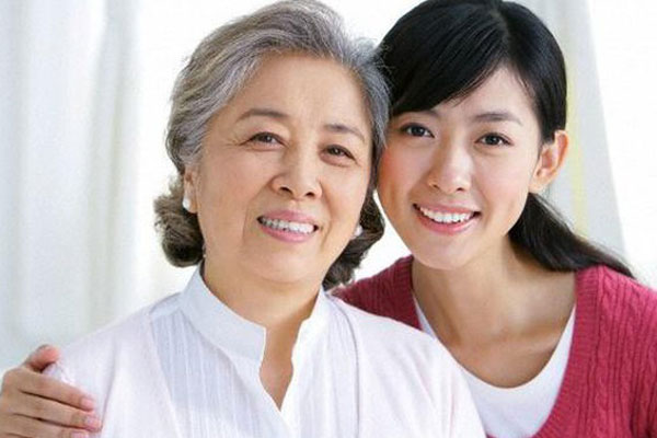 Thấy điện tắt, cửa đóng tưởng không có ai, tôi nhè nhẹ bước vào thì chết điếng với toan tính của mẹ chồng và chị dâu-2