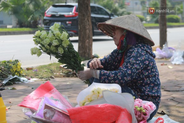Ảnh: Người dân ngại đi mua sắm vì Covid-19, chủ cửa hàng hoa tươi méo mặt” trong ngày 8/3-3