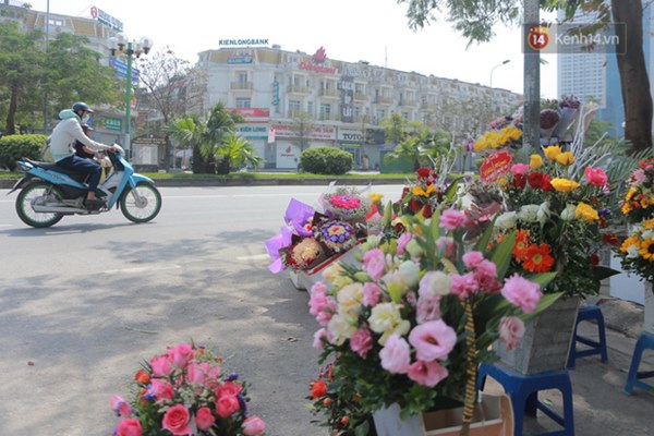 Ảnh: Người dân ngại đi mua sắm vì Covid-19, chủ cửa hàng hoa tươi méo mặt” trong ngày 8/3-4