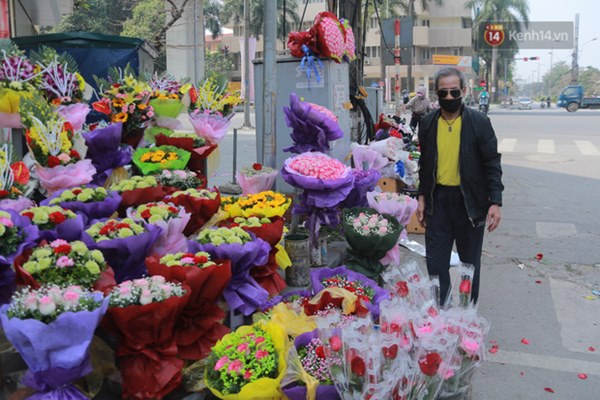 Ảnh: Người dân ngại đi mua sắm vì Covid-19, chủ cửa hàng hoa tươi méo mặt” trong ngày 8/3-6