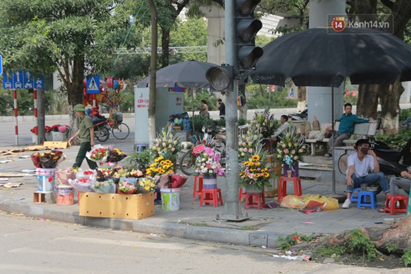 Ảnh: Người dân ngại đi mua sắm vì Covid-19, chủ cửa hàng hoa tươi méo mặt” trong ngày 8/3-8