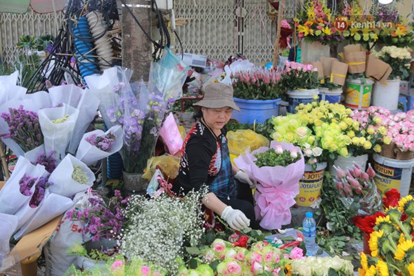 Ảnh: Người dân ngại đi mua sắm vì Covid-19, chủ cửa hàng hoa tươi méo mặt” trong ngày 8/3-12