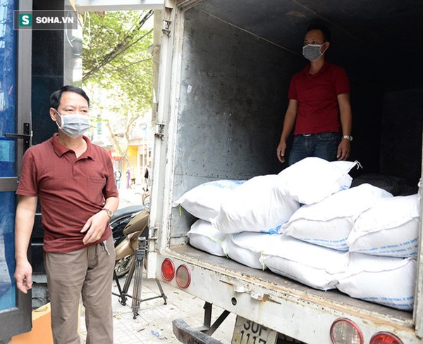 [Ảnh] Ấm lòng giữa tâm dịch Covid-19: Người Hà Nội thuê ô tô chở gạo phát miễn phí cho dân Trúc Bạch đang bị cách ly-4