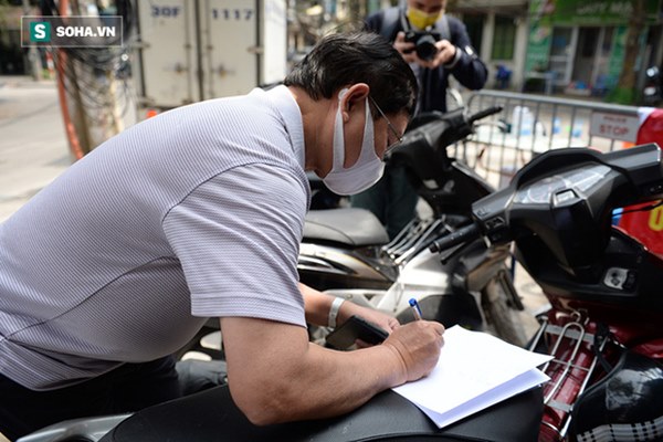 [Ảnh] Ấm lòng giữa tâm dịch Covid-19: Người Hà Nội thuê ô tô chở gạo phát miễn phí cho dân Trúc Bạch đang bị cách ly-5