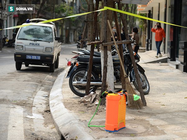 [Ảnh] Ấm lòng giữa tâm dịch Covid-19: Người Hà Nội thuê ô tô chở gạo phát miễn phí cho dân Trúc Bạch đang bị cách ly-8