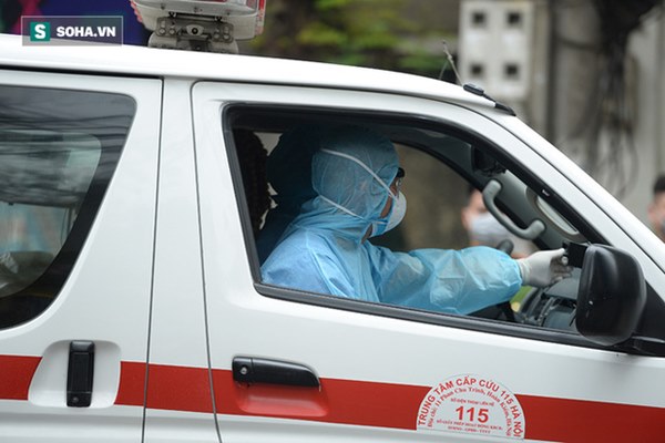 [Ảnh] Ấm lòng giữa tâm dịch Covid-19: Người Hà Nội thuê ô tô chở gạo phát miễn phí cho dân Trúc Bạch đang bị cách ly-9