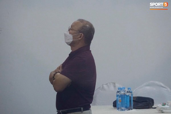 HLV Park Hang-seo hạn chế tiếp xúc, rửa tay liên tục khi đến sân Thống Nhất dự khán-3