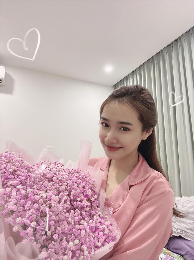 Tối muộn Nhã Phương khoe quà 8/3 của Trường Giang, tiện tiết lộ ông xã phải tự cách ly để bảo vệ sức khoẻ con gái-1