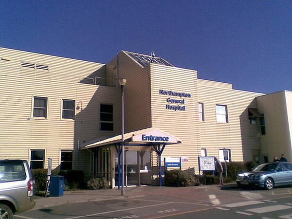 Khan hiếm nước rửa tay trong mùa dịch Covid-19, nhiều người dân ở Anh đến tận bệnh viện lấy cắp của bệnh nhân-1