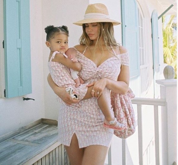 Nữ tỷ phú sexy nhất Hollywood diện đồ đồng điệu bên con gái, ai ngờ bé còn hot hơn cả mẹ-5