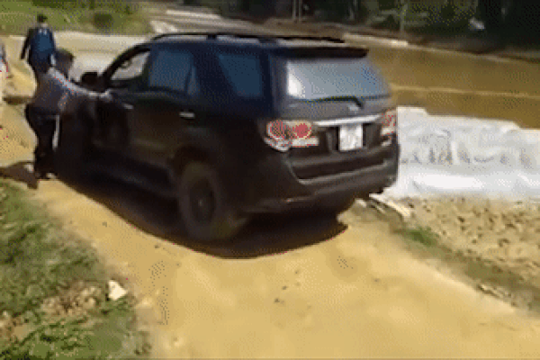 Ôtô lật xuống ruộng khi cố lùi để thoát lầy