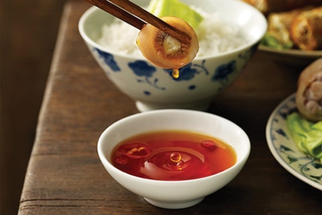 Chỉ cần thả một hạt cơm nguội vào, nước mắm thật hay giả liền biết rõ-1
