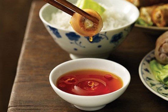 Chỉ cần thả một hạt cơm nguội vào, nước mắm thật hay giả liền biết rõ