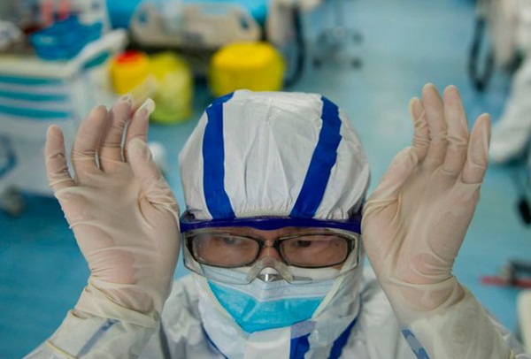 Nữ bác sĩ kiên cường khi đồng nghiệp và bố mẹ nhiễm virus corona: Nếu chúng tôi cũng ngã xuống, ai sẽ chữa trị cho mọi người?-5