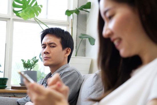 Chiều đi làm về, vợ đặt 30 triệu lên bàn và tuyên bố: “Đây là tiền trả viện phí”, tôi ngơ ngác không hiểu cho tới khi cô ấy xắn tay áo lên