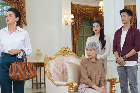 Thấy con trai ngồi giặt quần áo cho vợ, mẹ chồng quát: 