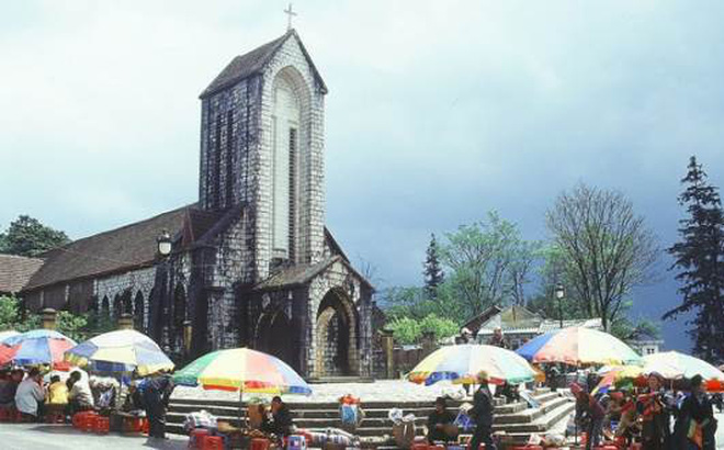 Lào Cai cách ly thêm 4 du khách Anh bay cùng chuyến cô gái nhiễm Covid-19 ở Hà Nội-1