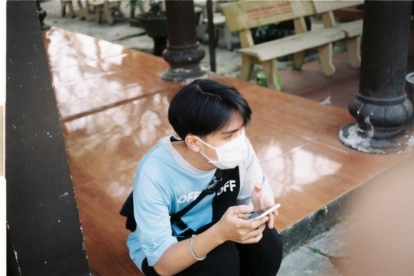 Lên bảng làm bài tập phát hiện nhóm bạn ở dưới có đồ ăn, chàng mập nhanh trí viết 1 từ lên bảng ai cũng phá ra cười-2