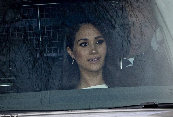 Meghan Markle chính thức chạm mặt Nữ hoàng Anh sau lùm xùm có thái độ vô lễ, nét mặt khác thường của cả hai thu hút sự chú ý-2