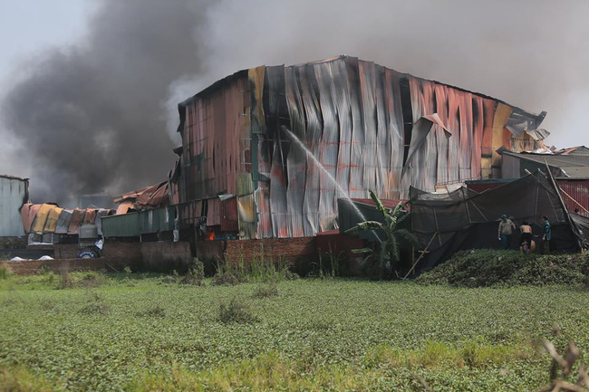 Hà Nội: Cháy xưởng nhựa hàng trăm mét vuông, khói đen bốc cao hàng chục mét-1