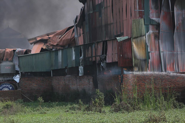 Hà Nội: Cháy xưởng nhựa hàng trăm mét vuông, khói đen bốc cao hàng chục mét-2