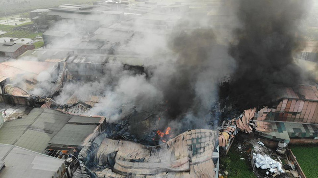 Hà Nội: Cháy xưởng nhựa hàng trăm mét vuông, khói đen bốc cao hàng chục mét-4