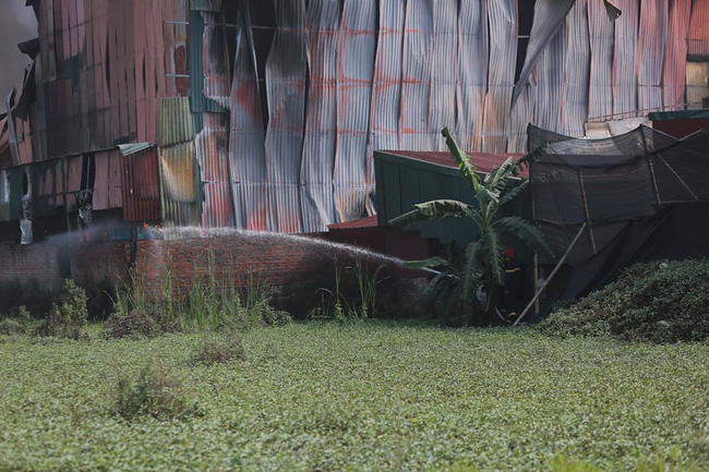 Hà Nội: Cháy xưởng nhựa hàng trăm mét vuông, khói đen bốc cao hàng chục mét-5