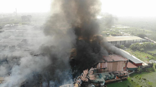 Hà Nội: Cháy xưởng nhựa hàng trăm mét vuông, khói đen bốc cao hàng chục mét-6