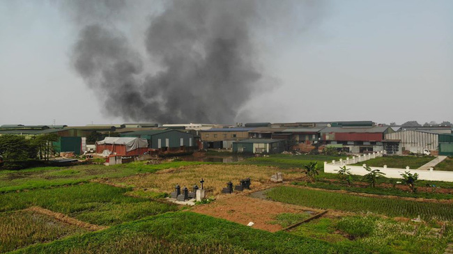 Hà Nội: Cháy xưởng nhựa hàng trăm mét vuông, khói đen bốc cao hàng chục mét-9
