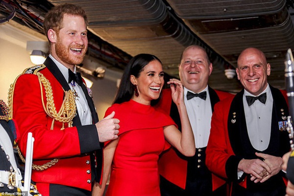 Meghan Markle lộ gương mặt cau có, khó chịu khi ngồi trong xe với chồng, khiến dư luận tin rằng hôn nhân đang gặp trục trặc-2