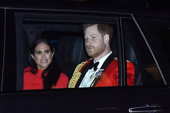 Meghan Markle lộ gương mặt cau có, khó chịu khi ngồi trong xe với chồng, khiến dư luận tin rằng hôn nhân đang gặp trục trặc