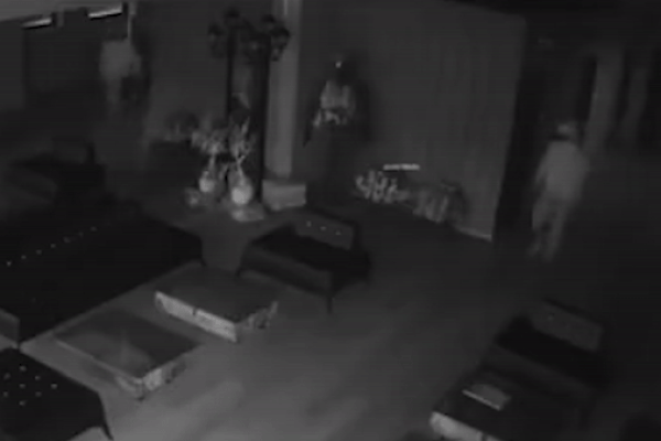 Chủ nhà bất lực đuổi theo tên trộm xe SH-1