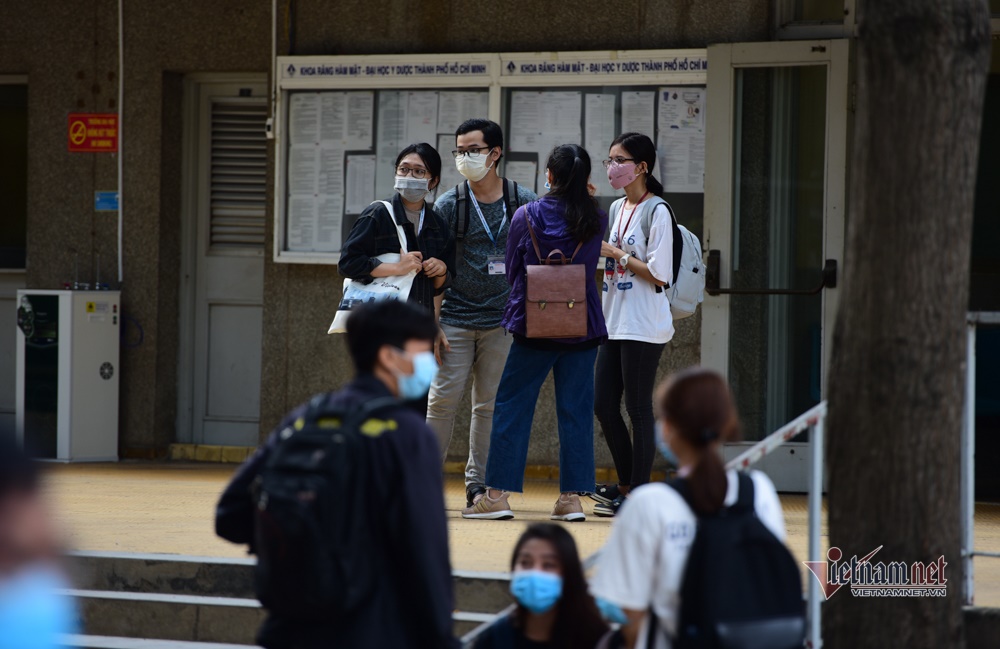 Ngày đầu tiên tại trường đại học duy nhất ở TP.HCM cho sinh viên đi học trở lại-13