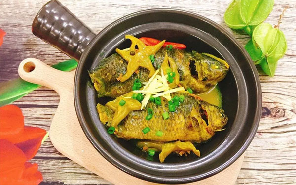 Chẳng cần sơn hảo hải vị, vợ làm đĩa cá kho khế cũng khiến chồng hạnh phúc-1