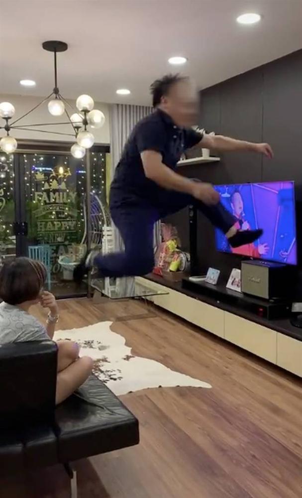 Đang nhảy nhót mua vui cho vợ cười, anh chồng tái mặt khi vô tình để lộ toàn bộ quỹ đen trong phút mốt-1