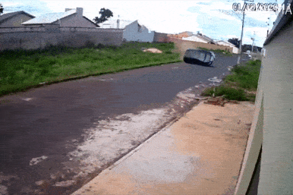 Ô tô không người lái trôi dốc tông hàng loạt xe trên đường-1