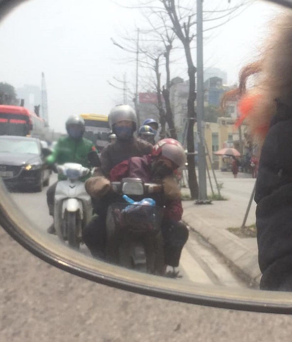 Người vợ ngủ gật dựa vào tay chồng trên chuyến xe mưu sinh khiến nhiều người xúc động mạnh-1