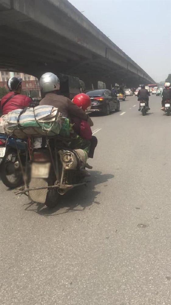 Người vợ ngủ gật dựa vào tay chồng trên chuyến xe mưu sinh khiến nhiều người xúc động mạnh-2